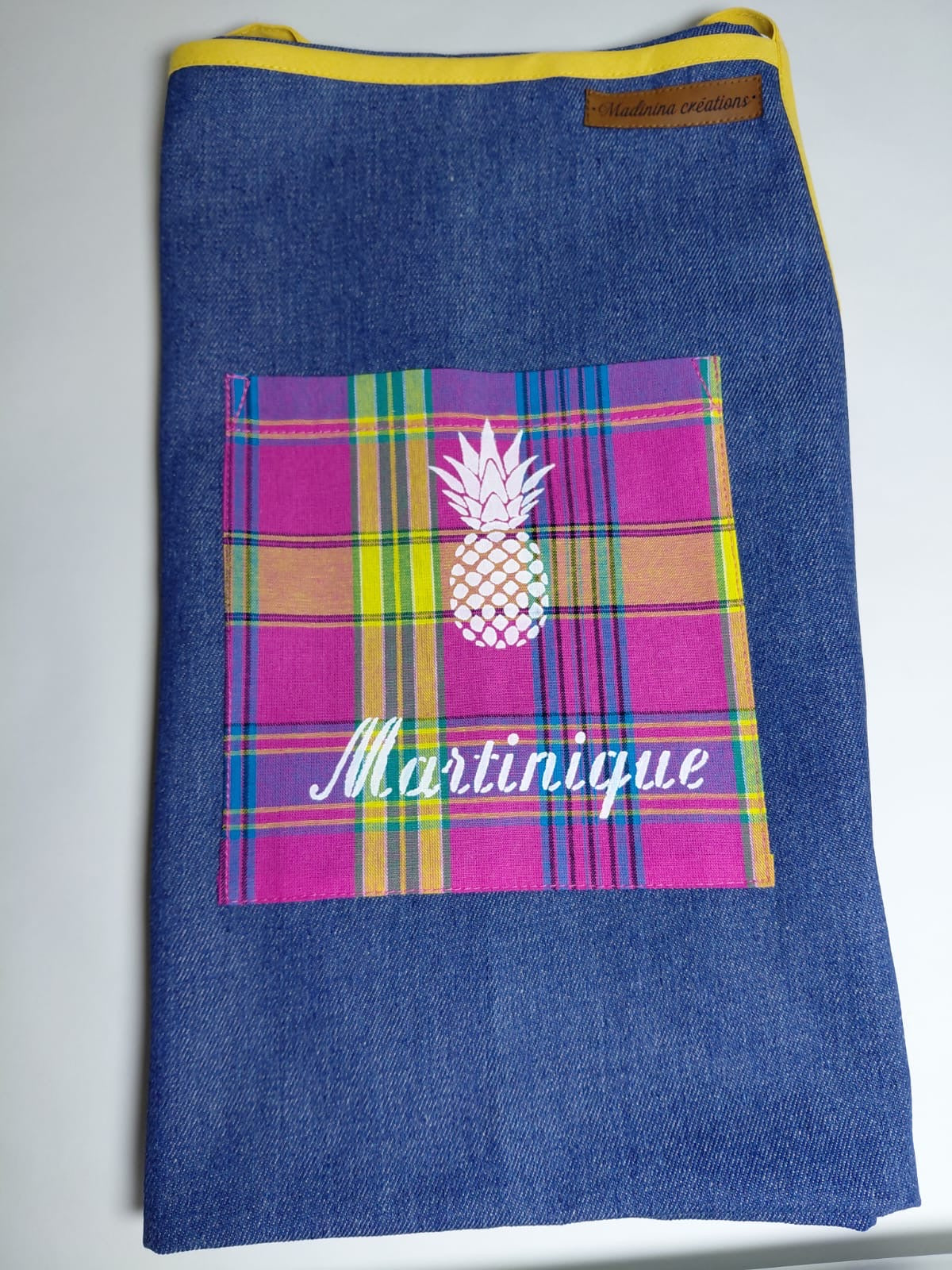 Tablier à bordure jaune moutarde